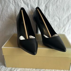 Micheal Kors Dorothy Flex Leather Pump in Black. Size 10